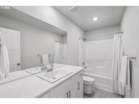 Bath - 6463 SE 21st St, Gresham, OR 97080 photo 2 of 5