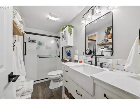 Bath - 1932 Lake Isle Dr, Eugene, OR 97401 photo 2 of 2