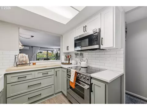 Kitchen - 1932 Lake Isle Dr, Eugene, OR 97401 photo 4 of 6