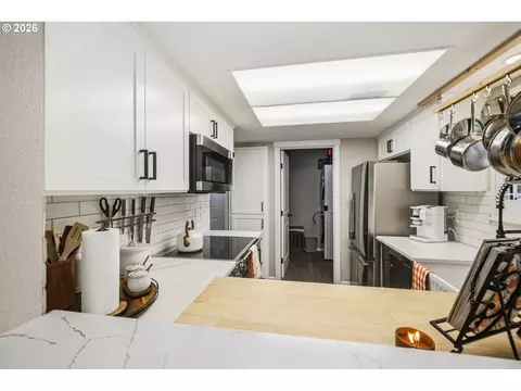 Kitchen - 1932 Lake Isle Dr, Eugene, OR 97401 photo 1 of 6