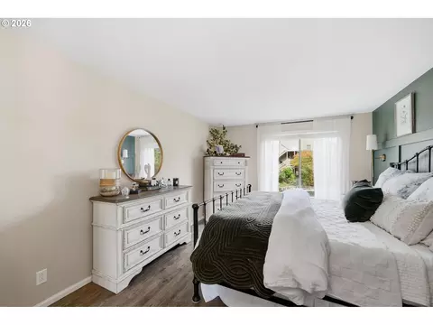 Bedroom - 1932 Lake Isle Dr, Eugene, OR 97401 photo 3 of 4