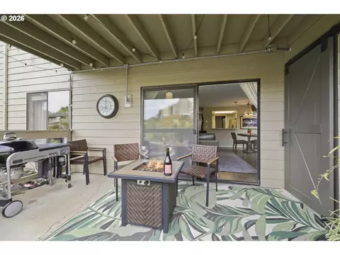 Exterior - 1932 Lake Isle Dr, Eugene, OR 97401 photo 6 of 10