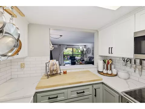 Kitchen - 1932 Lake Isle Dr, Eugene, OR 97401 photo 5 of 6