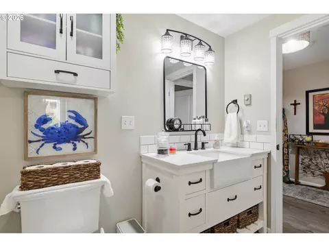 Bath - 1932 Lake Isle Dr, Eugene, OR 97401 photo 1 of 2