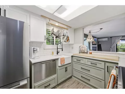 Kitchen - 1932 Lake Isle Dr, Eugene, OR 97401 photo 3 of 6