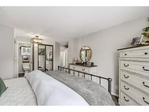 Bedroom - 1932 Lake Isle Dr, Eugene, OR 97401 photo 4 of 4