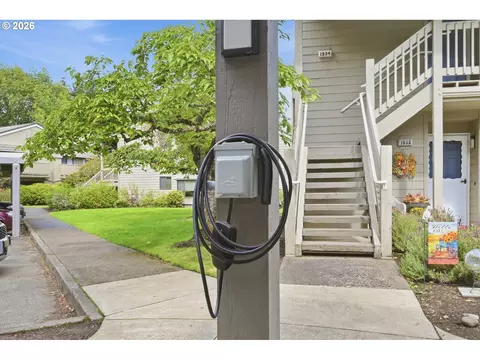 Exterior - 1932 Lake Isle Dr, Eugene, OR 97401 photo 7 of 10
