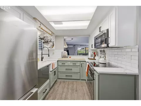 Kitchen - 1932 Lake Isle Dr, Eugene, OR 97401 photo 2 of 6
