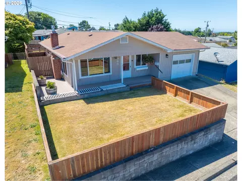 1960 Lincoln St, North Bend, OR 97459