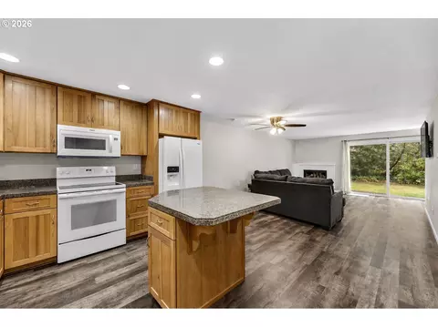 Kitchen - 4117 NE 8th St, Gresham, OR 97030 photo 4 of 4