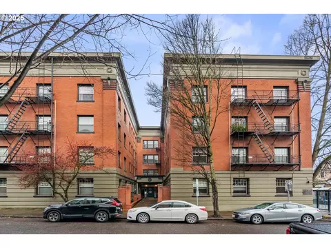2109 NW Irving St #204, Portland, OR 97210