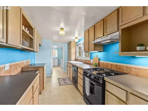 Kitchen - 84 W 27th Ave, Eugene, OR 97405 photo 1 of 2