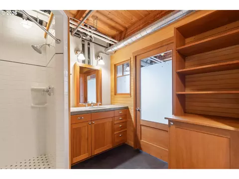 Bath - 321 Mill St #3, Eugene, OR 97401 photo 4 of 5