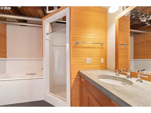 Bath - 321 Mill St #3, Eugene, OR 97401 photo 1 of 5