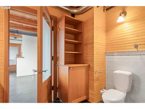 Bath - 321 Mill St #3, Eugene, OR 97401 photo 2 of 5