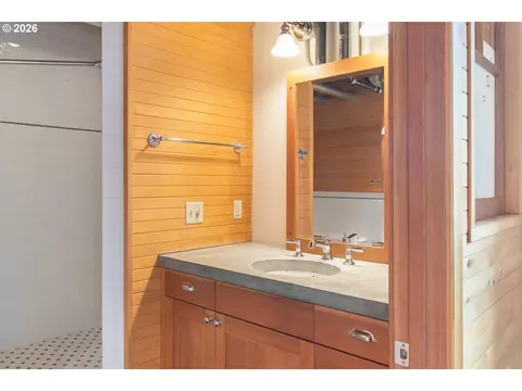 Bath - 321 Mill St #3, Eugene, OR 97401 photo 3 of 5