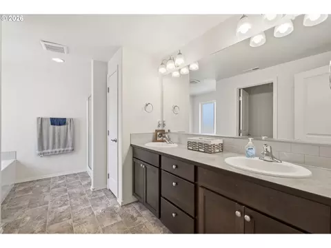 Bath - 5270 Squirrel St, Springfield, OR 97478 photo 1 of 4