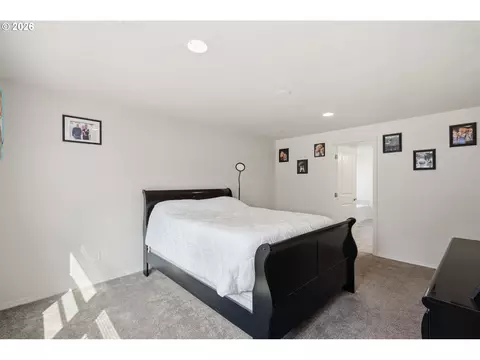 Bedroom - 5270 Squirrel St, Springfield, OR 97478 photo 1 of 2