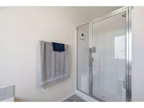 Bath - 5270 Squirrel St, Springfield, OR 97478 photo 3 of 4