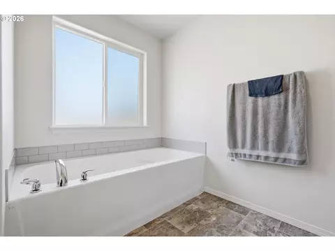 Bath - 5270 Squirrel St, Springfield, OR 97478 photo 2 of 4