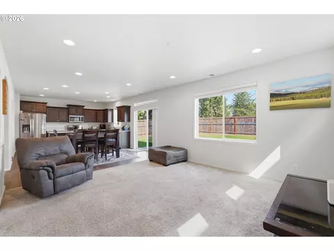 Living - 5270 Squirrel St, Springfield, OR 97478 photo 2 of 2