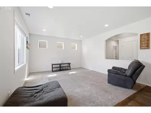 Living - 5270 Squirrel St, Springfield, OR 97478 photo 1 of 2