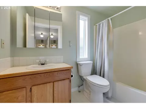 Bath - 246 SW 9th Ave, Canby, OR 97013 photo 2 of 2