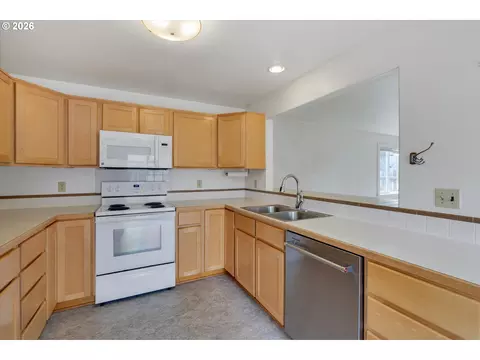 Kitchen - 246 SW 9th Ave, Canby, OR 97013 photo 3 of 6