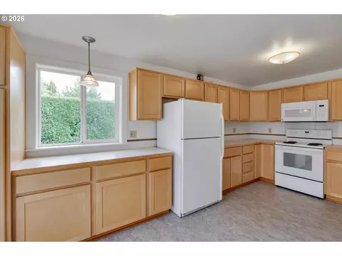 Kitchen - 246 SW 9th Ave, Canby, OR 97013 photo 5 of 6