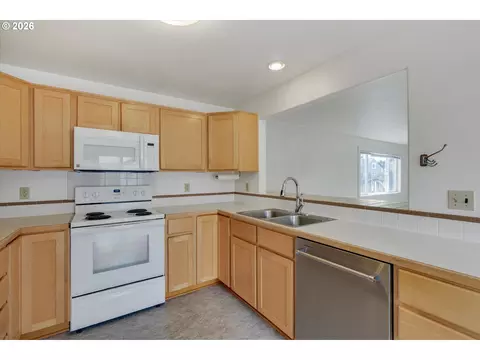 Kitchen - 246 SW 9th Ave, Canby, OR 97013 photo 4 of 6