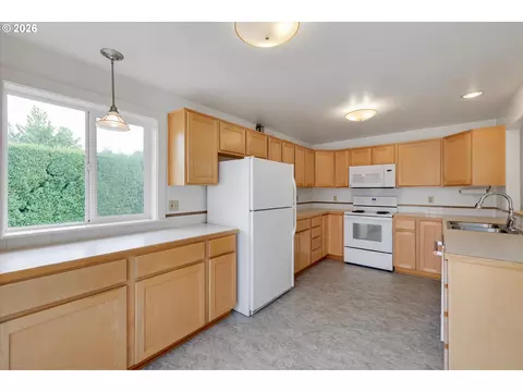 Kitchen - 246 SW 9th Ave, Canby, OR 97013 photo 2 of 6
