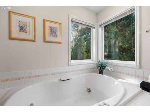 Bath - 2925 SE Cleveland Dr, Gresham, OR 97080 photo 3 of 5
