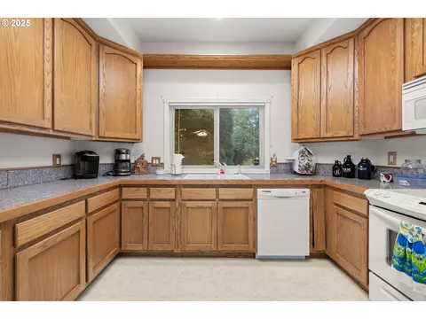 Kitchen - 2925 SE Cleveland Dr, Gresham, OR 97080 photo 6 of 7