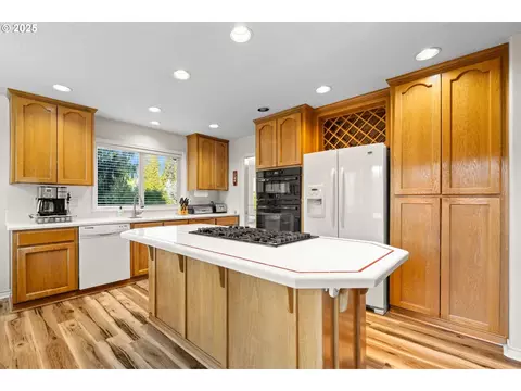 Kitchen - 2925 SE Cleveland Dr, Gresham, OR 97080 photo 2 of 7