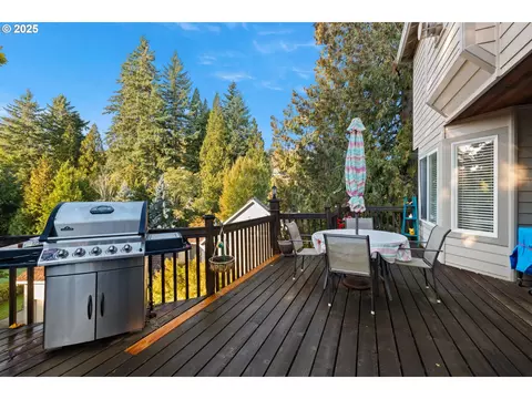Exterior - 2925 SE Cleveland Dr, Gresham, OR 97080 photo 5 of 8