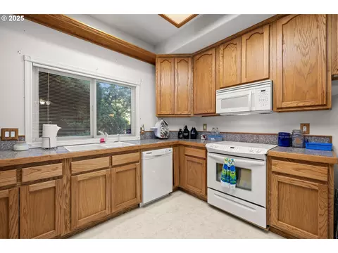 Kitchen - 2925 SE Cleveland Dr, Gresham, OR 97080 photo 7 of 7