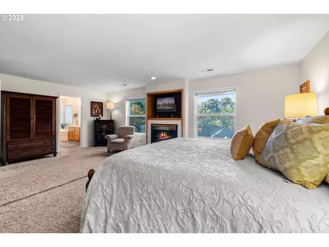 Bedroom - 2925 SE Cleveland Dr, Gresham, OR 97080 photo 3 of 7