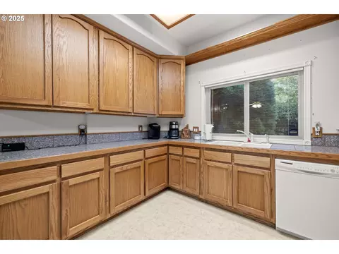Kitchen - 2925 SE Cleveland Dr, Gresham, OR 97080 photo 5 of 7