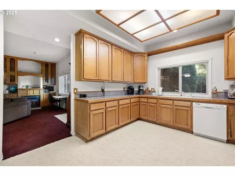 Kitchen - 2925 SE Cleveland Dr, Gresham, OR 97080 photo 4 of 7