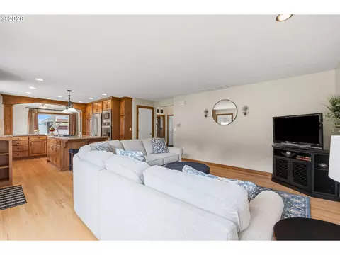 Living - 14633 Ehlen Rd NE, Aurora, OR 97002 photo 2 of 5