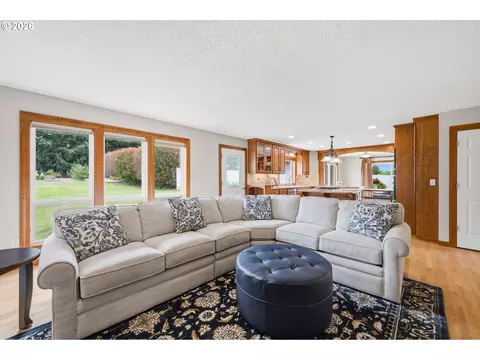 Living - 14633 Ehlen Rd NE, Aurora, OR 97002 photo 3 of 5