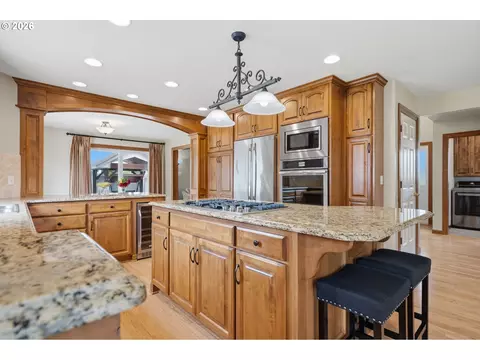 Kitchen - 14633 Ehlen Rd NE, Aurora, OR 97002 photo 5 of 6