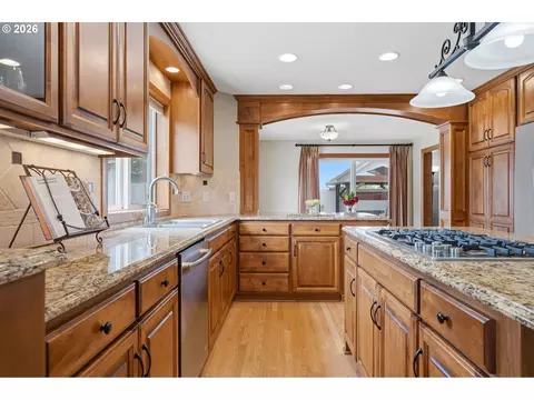 Kitchen - 14633 Ehlen Rd NE, Aurora, OR 97002 photo 4 of 6