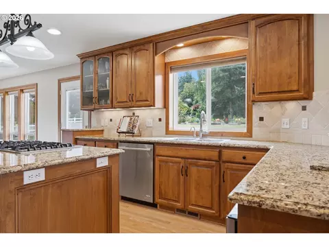 Kitchen - 14633 Ehlen Rd NE, Aurora, OR 97002 photo 2 of 6