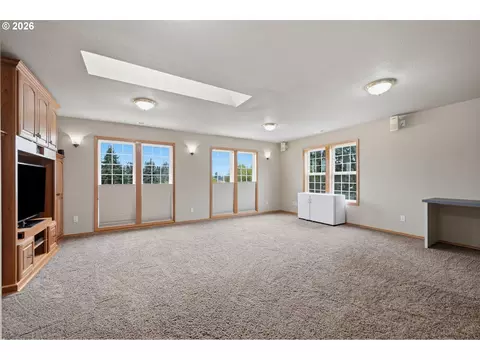 Living - 14633 Ehlen Rd NE, Aurora, OR 97002 photo 4 of 5