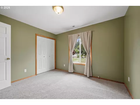 Bedroom - 14633 Ehlen Rd NE, Aurora, OR 97002 photo 4 of 5