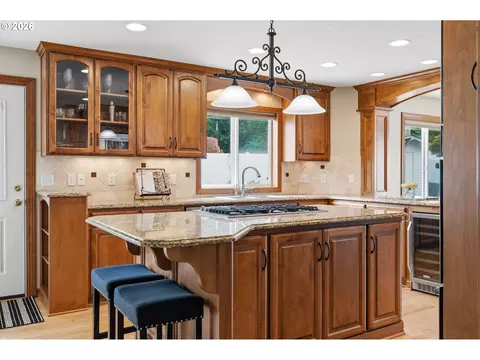 Kitchen - 14633 Ehlen Rd NE, Aurora, OR 97002 photo 6 of 6