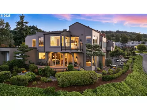 5960 S Riverpoint Ln, Portland, OR 97239