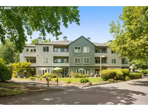 4980 S Landing Dr #301, Portland, OR 97239