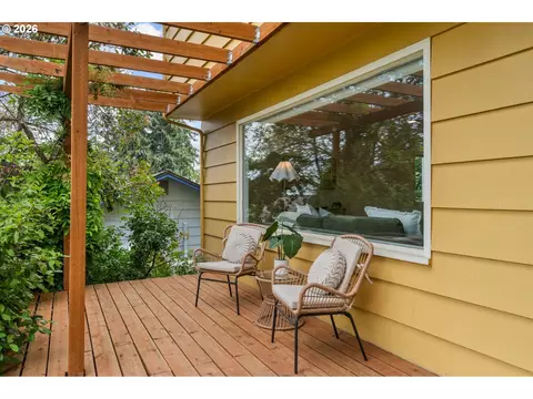 Exterior - 1995 Greiner St, Eugene, OR 97405 photo 3 of 6
